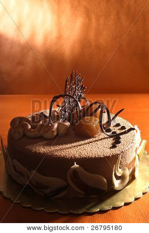 eine eingerichtete Kastanienkuchen auf orange hintergrund isoliert