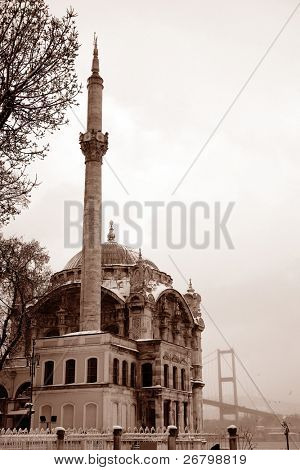 Bosphorus Bridge ja Ortakoy moskeija Istanbul Turkey