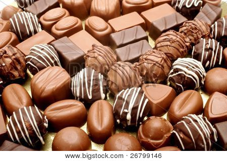 Close up shot di cioccolatini su sfondo bianco