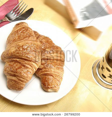 close up billede af croissant og te