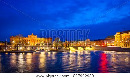 Night View Of Swedish Parliament House And Riksplan In Helgeandsholmen And Norrbro To Norrmalm, Stoc