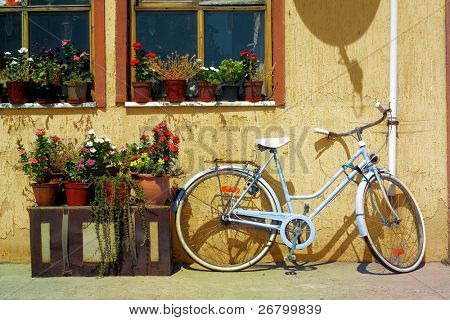 et billede af parkerede cykler forsiden af vindue