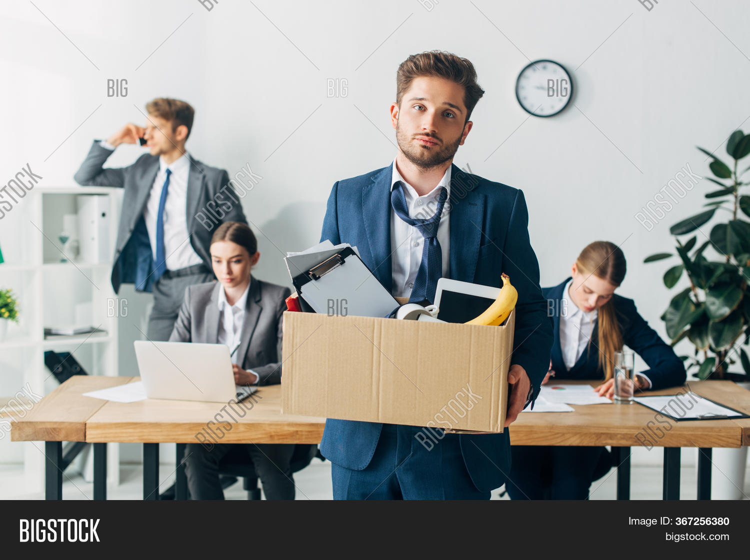 человек увольняется. двух человек уволила. уволенный работник. увольнение работника. уволенный работник.