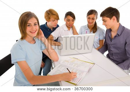 Adolescenti che stanno studiando insieme
