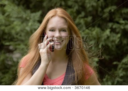 Mädchen am Telefon mit einem großen Lächeln