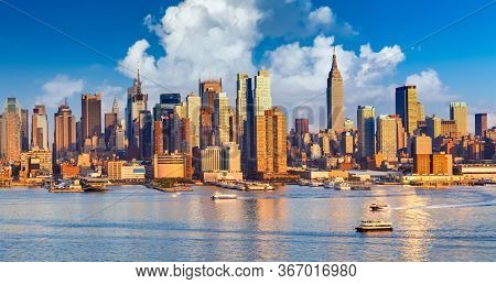 Manhattan skyline at cummer sunny day, New York