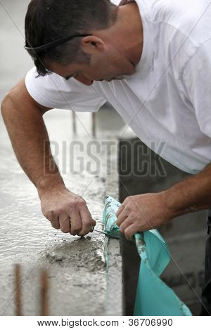 Mason, removendo a folha de plástica de parede
