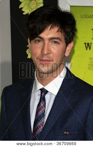LOS ANGELES - 10 SEP: Nicholas Braun llega al estreno de 