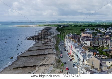 Criccieth, North Wales, Uk: Jun 3, 2017: A Scenic Street Scene View Of The Sea Front In The Historic