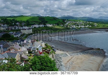 Criccieth, North Wales, Uk: Jun 3, 2017: A Scenic Street Scene View Of The Sea Front In The Historic