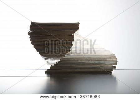 Magazines empilés sur la Table