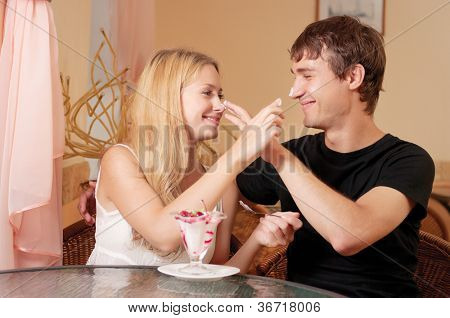 Молодой cople в кафе съесть десерт