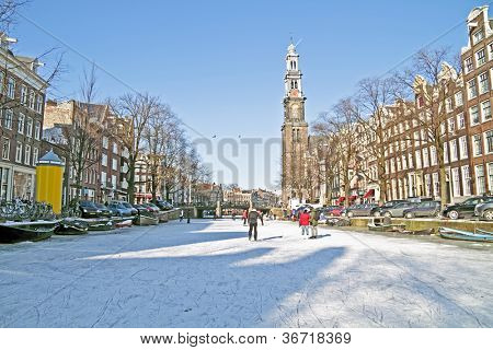 Amsterdam in inverno con la Westerkerk nei Paesi Bassi
