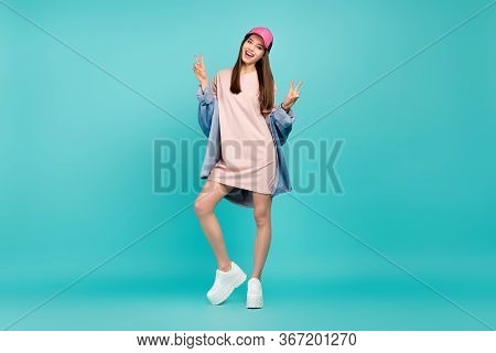 Full Length Bdy Size View Of Her She Nice-looking Attractive Lovely Cheerful Cheery Straight-haired 