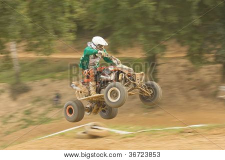 Ung rytter hopper Quad. Panorering skud.