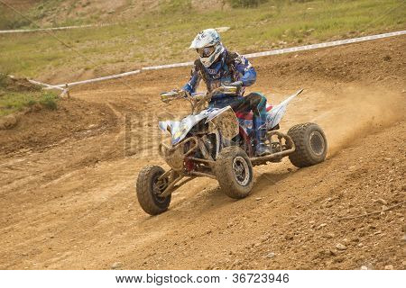Ung rytter på en Quad