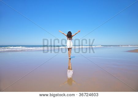 Castilnovo 해변에서 여자 인사 해