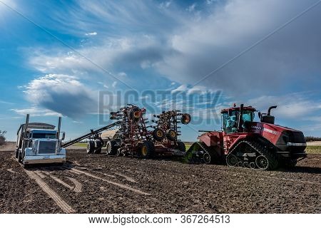 Swift Current, Sk/canada- May 15, 2020: Loading Seed And Fertilizer From The Super B Into The Bourga