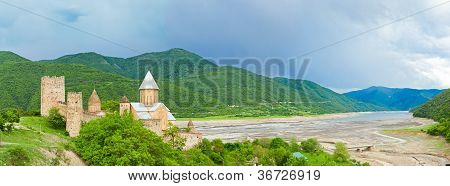 Panorama del castello con la Chiesa nella regione del Caucaso vicino a Tbilisi, Georgia
