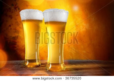 Bicchieri birra con sfondo oro