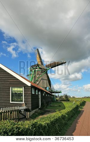 Pastorale Landschaft in Holland. Eine Windmühle und eine Scheune auf einem grünen Hügel
