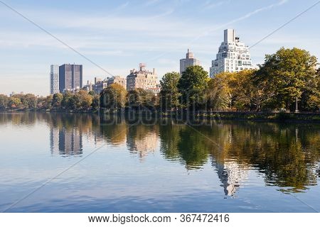 Jackie Onassis Reservoir.  The View Across The Jackie Onassis Reservoir In Central Park, New York Ci