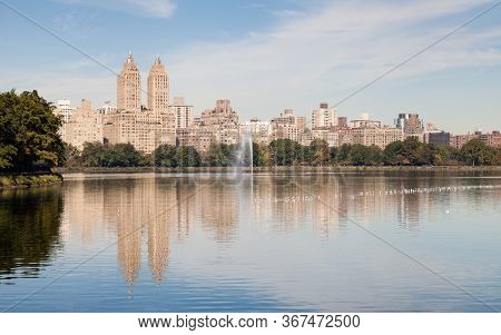 Jackie Onassis Reservoir.  The View Across The Jackie Onassis Reservoir In Central Park, New York Ci
