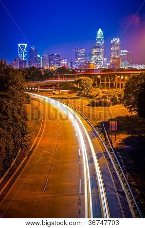 guardando la grande città metropolitana di notte l'autostrada