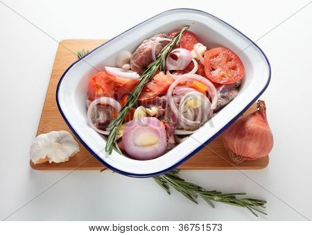 Traditionele Griekse kleftiko, een oven gebakken lam stoofpotje met citroen, olijfolie, knoflook, ui, wortel en