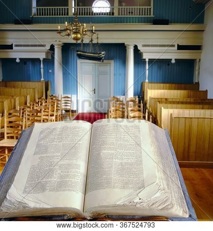 Den Helder, Holland-november 13, 2019: Open Bible In Dutch Church Named Huisduiner Kerk