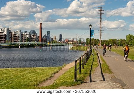 Montreal, Ca - 7 June 2019: Cyclists Enjoying A Warm And Sunny Spring Day Along The Lachine Canal.