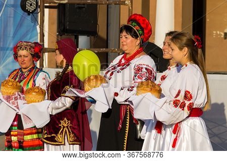 Genichesk, Ukraine - August 26, 2017: People In Traditional Clothing During Festival Of National Cul