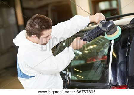 auto mechanik pracovník leštění auto v auto opravit a obnovit obchůdku moc blond