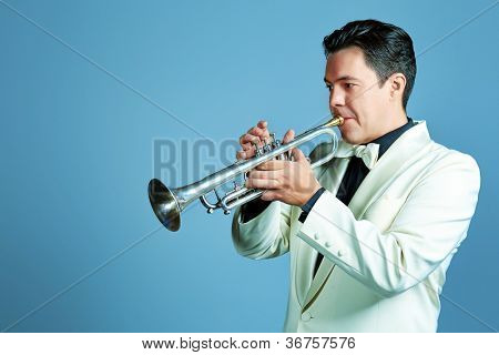 Retrato de um músico tocando a trombeta no estúdio.