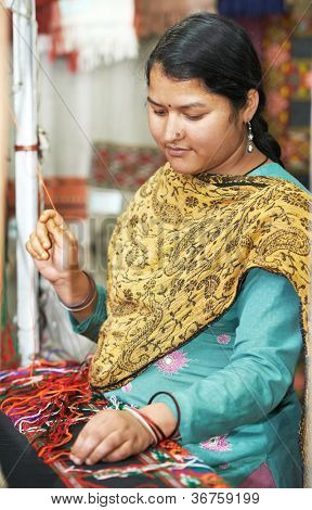 jonge Indiase vrouw weaver tijdens sjaal kledingindustrie? verwerking van wol