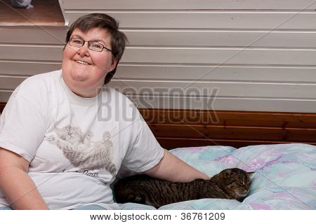 Opdrætte handicappet kvinde med kat