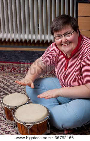 Opdrætte handicappet kvinde med trommer