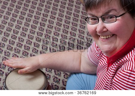 Opdrætte handicappet kvinde med trommer