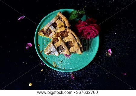 pie on green plate in black background elmalı turta