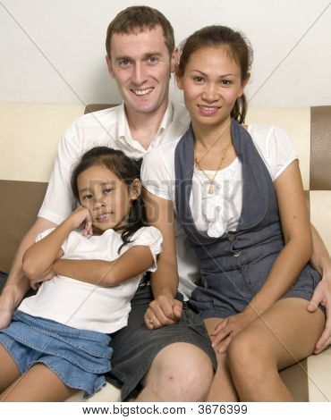 Giovane famiglia rilassante