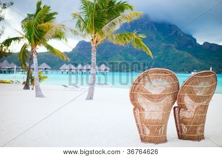 To stole på en smuk strand af Bora Bora på aftenen