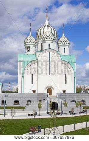 Moscow, Russia - May 16, 2020: Construction Of Moscow River Embankment And St. Nicholas Church In Ne