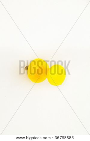 노란색 압정 흰색 배경 벽에 피어 싱의 클로즈업