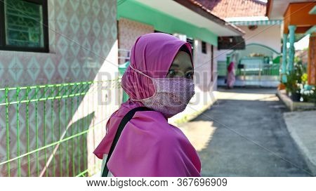 Blurry And Soft Focus Images Indonesian Muslims When Celebrating Eid By Gathering With Their Neighbo