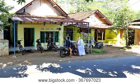 Blurry And Soft Focus Images Indonesian Muslims When Celebrating Eid By Gathering With Their Neighbo