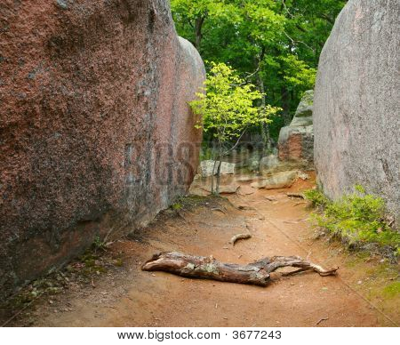 Vägen mellan granit stenblock