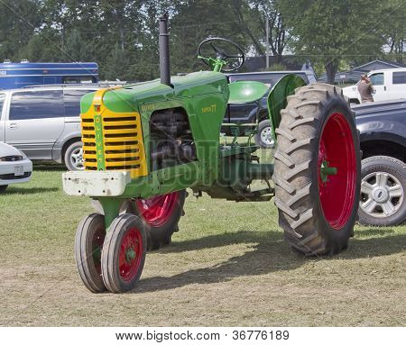 Oliver Super 77 parcheggiata
