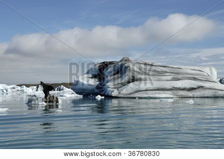 Buzullar Jokulsarlon buz Lagoon içinde.