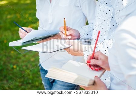 Young Beautiful Girls Drawing The Pictures In Sketchbook.