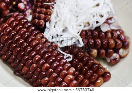 เมล็ดข้าวโพดสีม่วง
